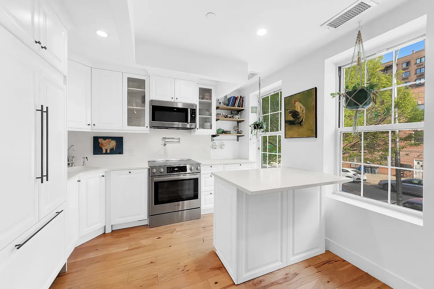 450 Hart Street — Photo 2