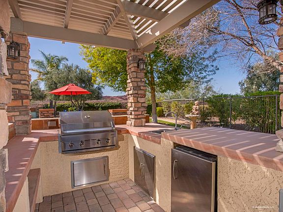 2_Fabulous Outdoor Kitchen