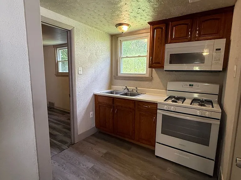 802 Western Ave — Photo 8