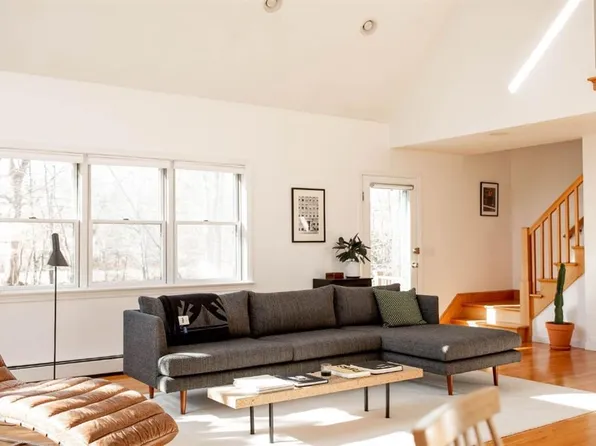 60 Main St, Ashaway, RI 02804