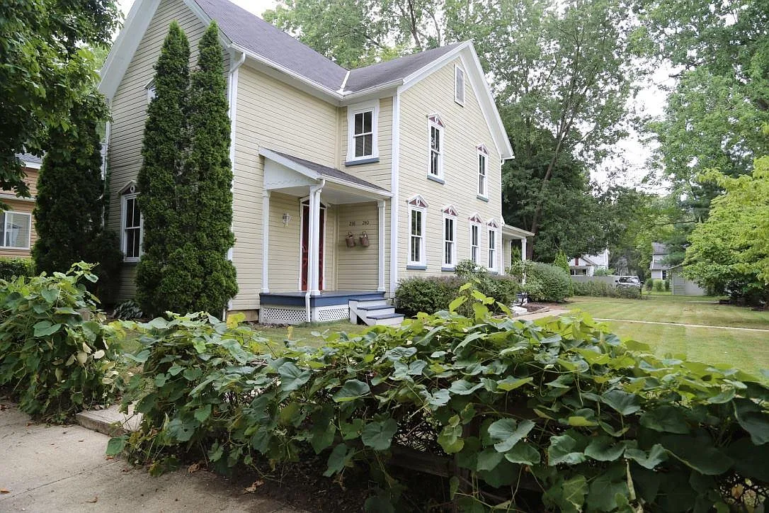 238-40 W Oak St photo 1