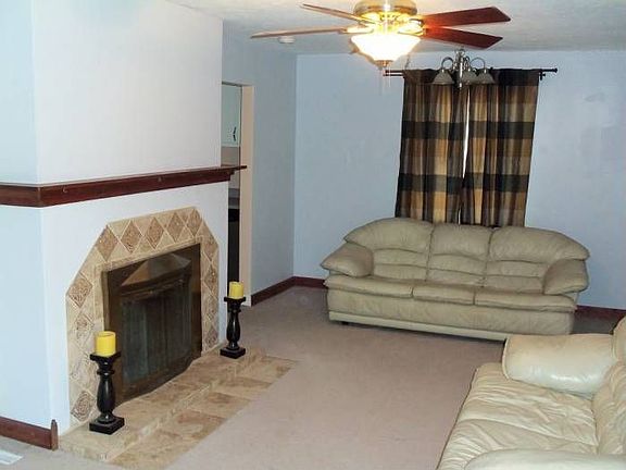 Living room w/fireplace