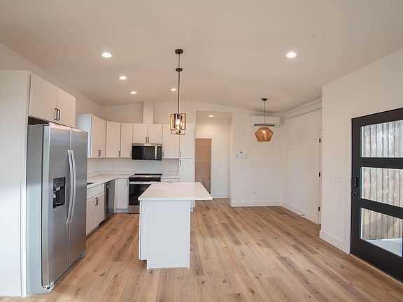 5th image of 1409 Windsor Dr #E