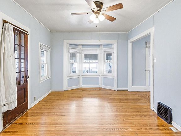 3rd image of 207 Maple STREET