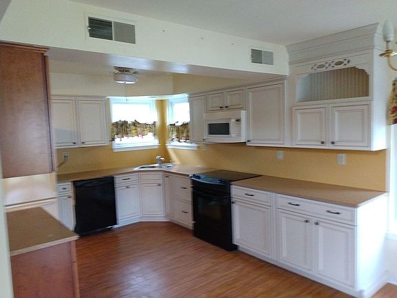 3rd image of 205 Village Green Ln