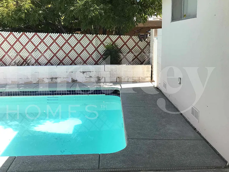 1810 Renada Cir — Photo 32
