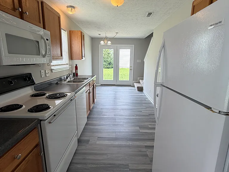 1217 Eastwoods Dr — Photo 4
