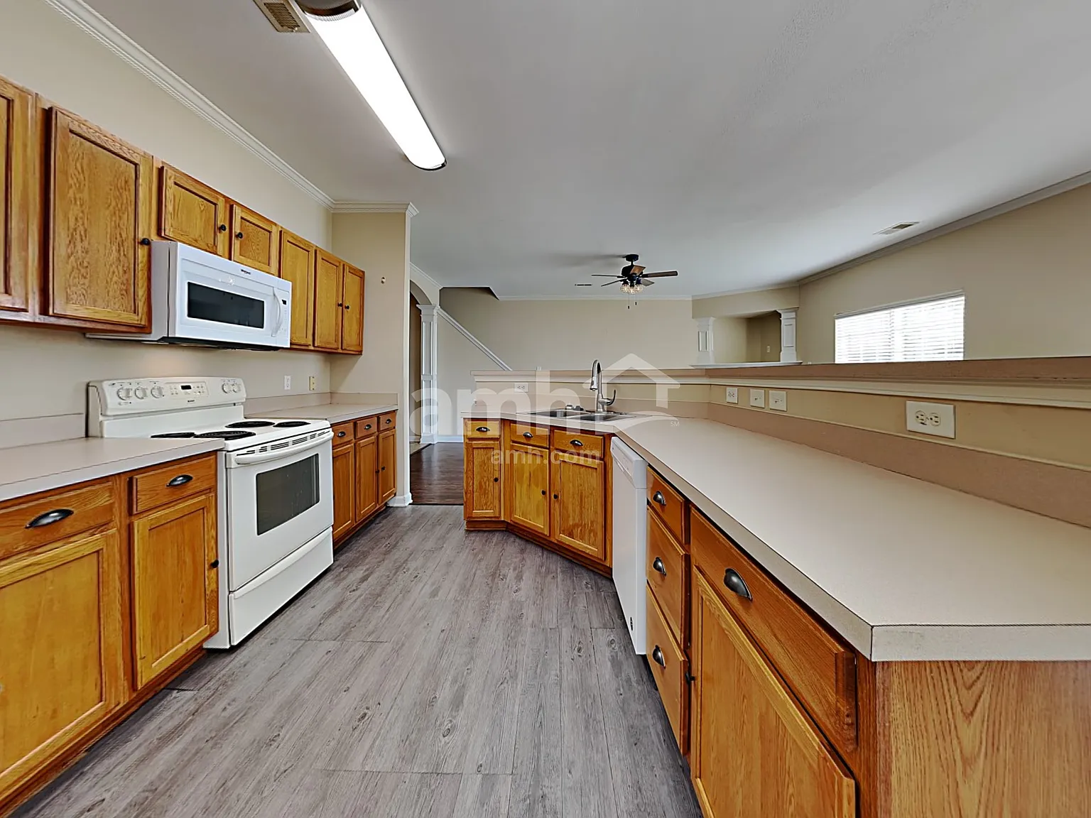 3 bed, 2.5 bath, 1828 sqft, $2,105 — Photo 3