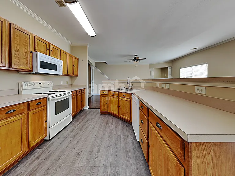 2528 Ingleside Dr — Photo 3