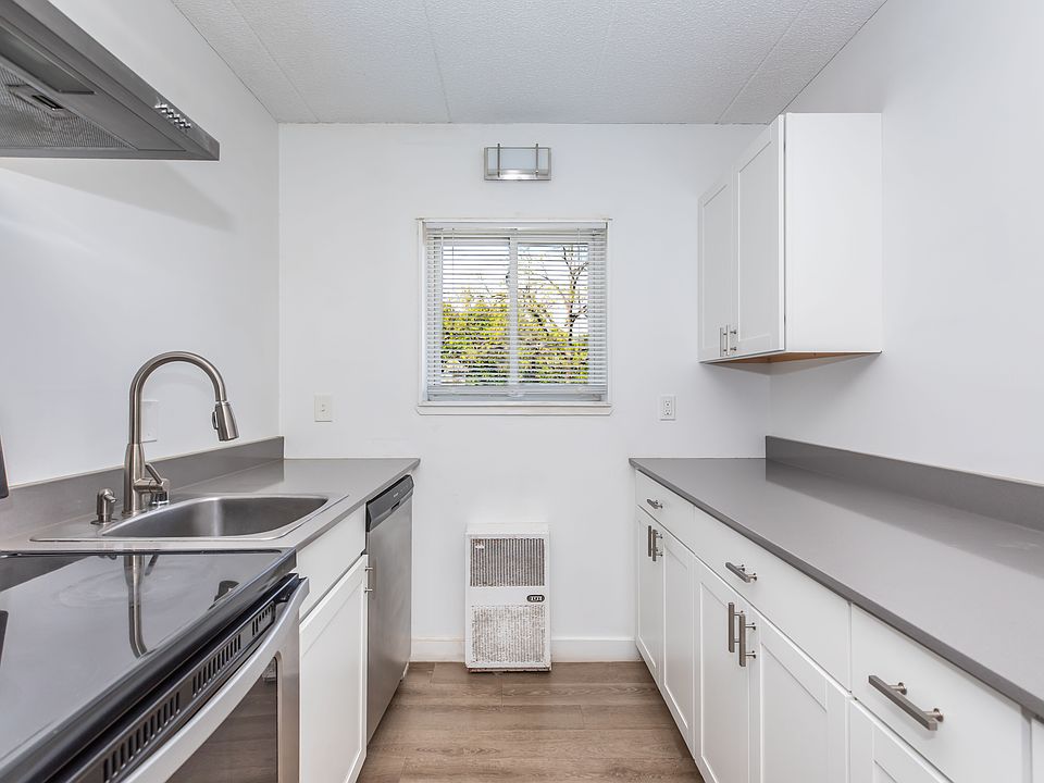 1st image of 625 3rd St SW #13