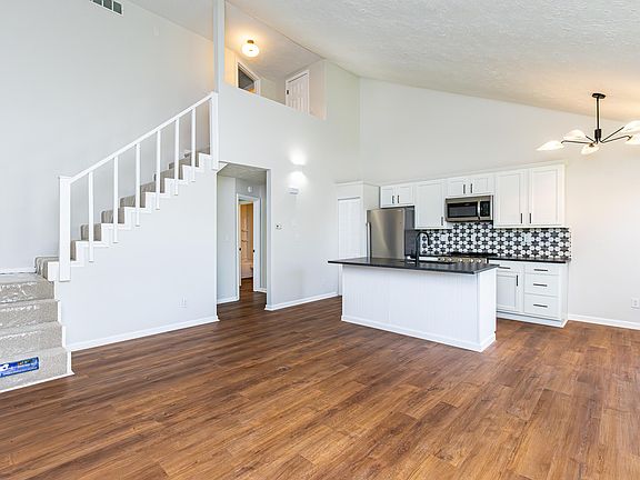 5th image of 403 Country Club Dr
