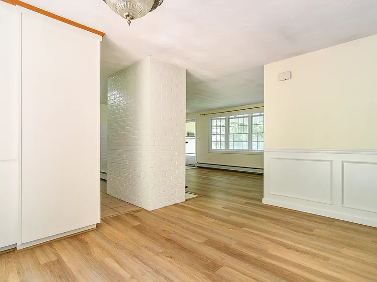 33 Eisenhower Rd — Photo 8