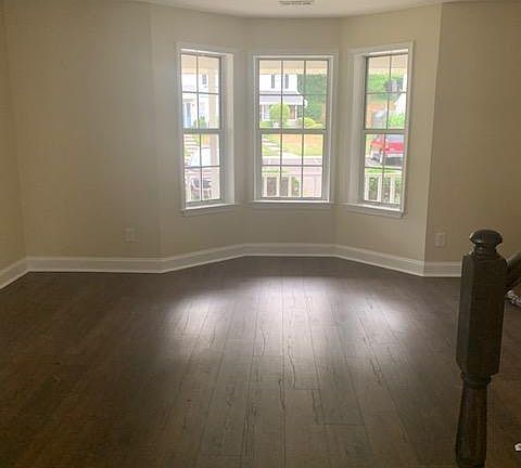 3rd image of 105 Fair Oaks Ct