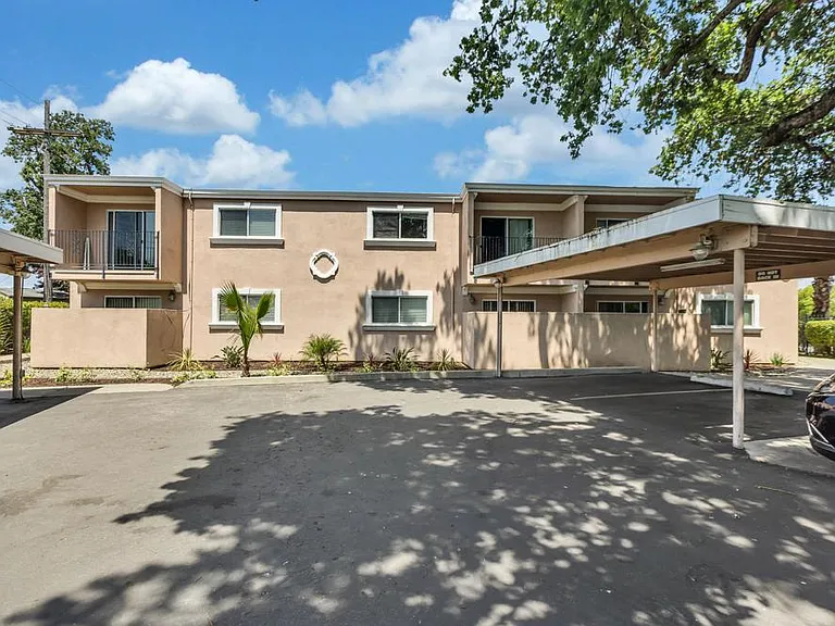 South Land Park Apartments — Photo 17