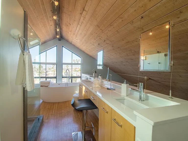 725 Seacoast Dr — Photo 8