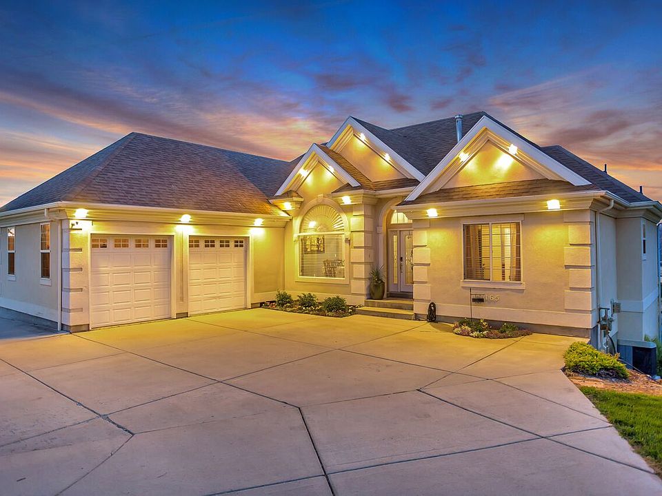 1st image of 165 W Oak Cir