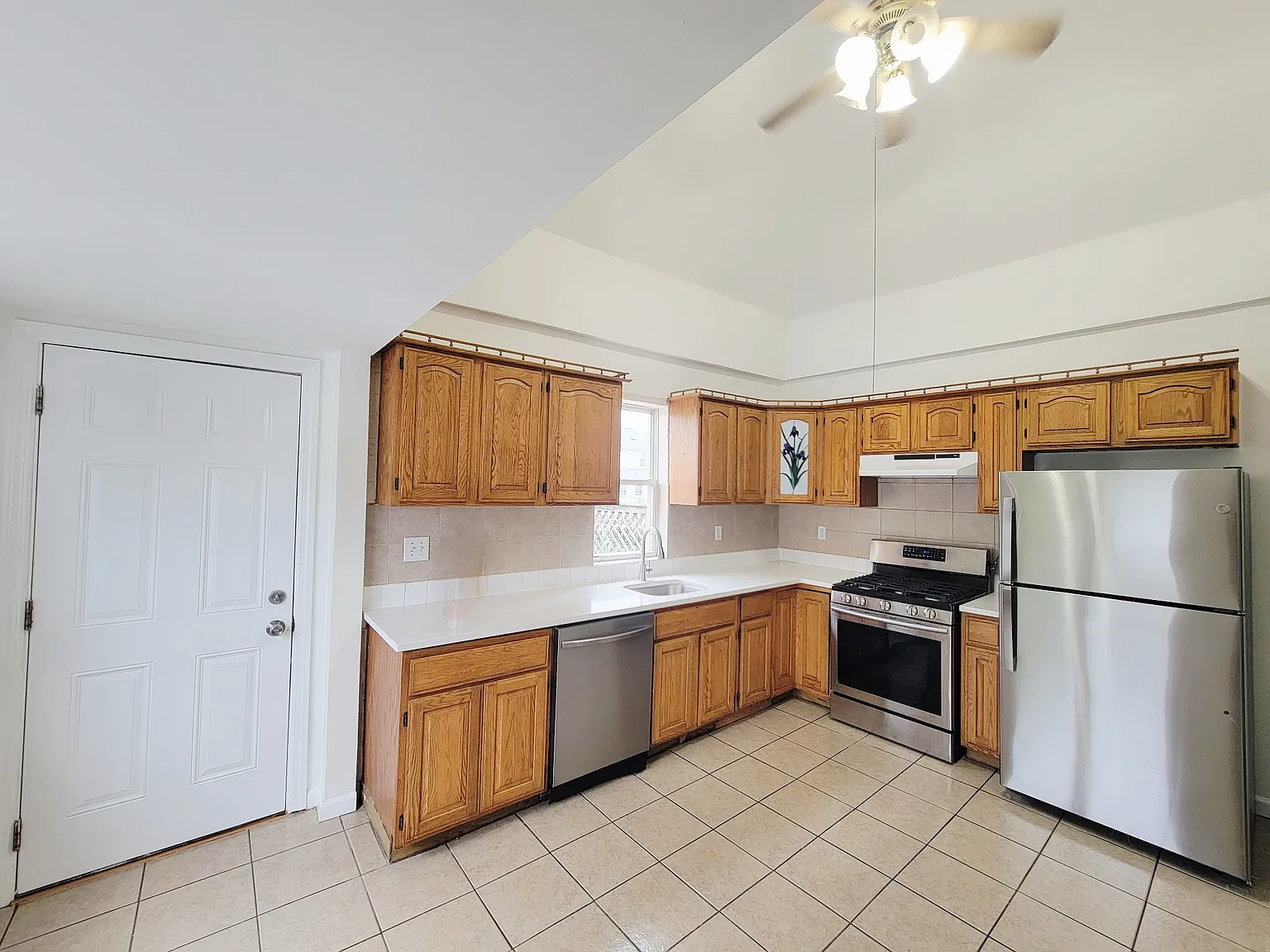 3 bed, $3,200 — Photo 3