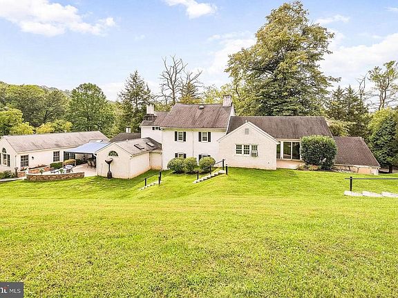 2nd image of 908 Lincoln Rd