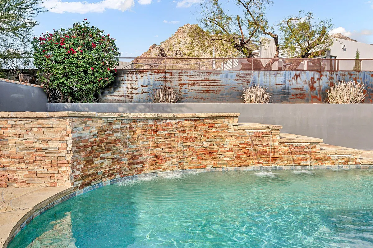 Building Photo - 2432 E Piestewa Peak Dr
