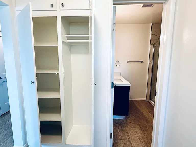 2031 N Beachwood Dr #22 — Photo 15