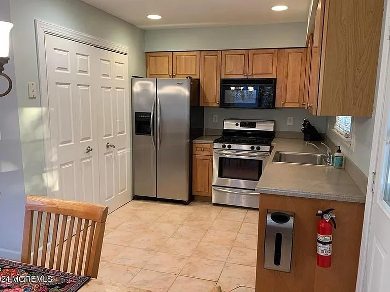 508 Asbury Ave — Photo 2