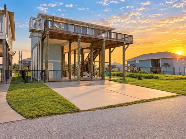 955 Townsend Dr, Crystal Beach, TX 77650