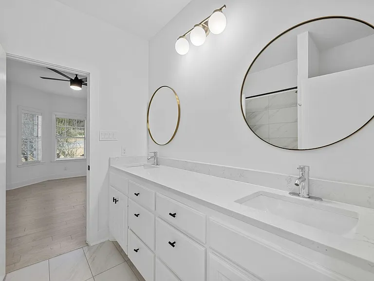 7905 Brightman Ln — Photo 20