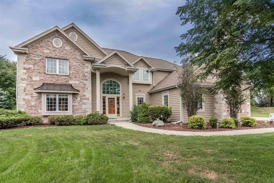 W275N1635 Riverland Dr photo 1
