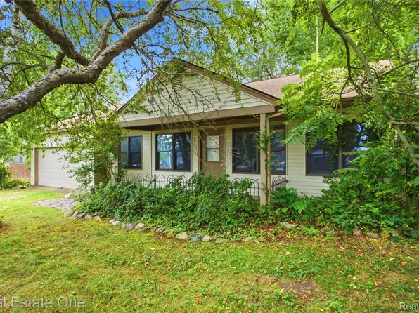 5431 Putnam Dr, West Bloomfield, MI 48323