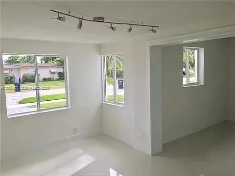 4212 SW 98th Ave — Photo 3