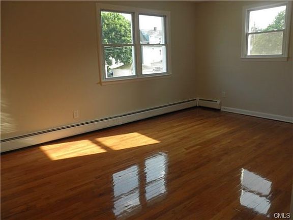 3rd image of 37 Yacht St