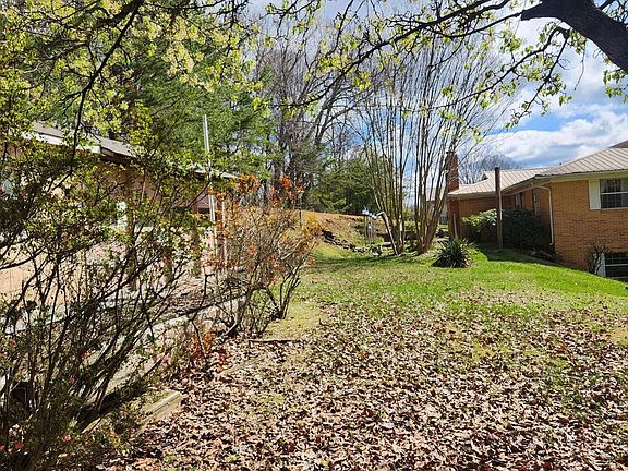 4th image of 310 Hilltop Dr