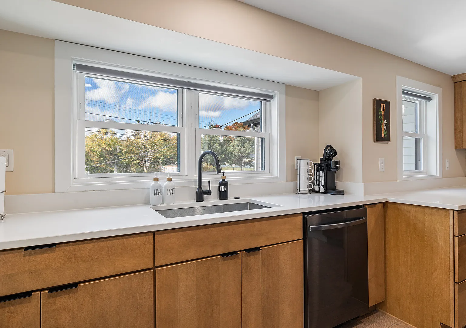 Country Club - MTM Premier, Modern 3 Bedroom, 2 1/2 baths — Photo 4