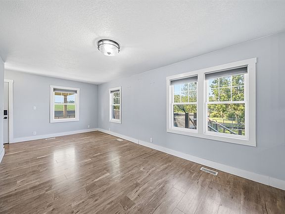 5th image of 667 Perry St