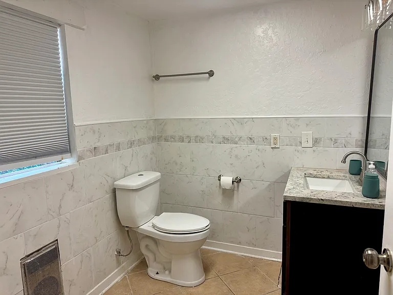 1724 E Maxwell St — Photo 10