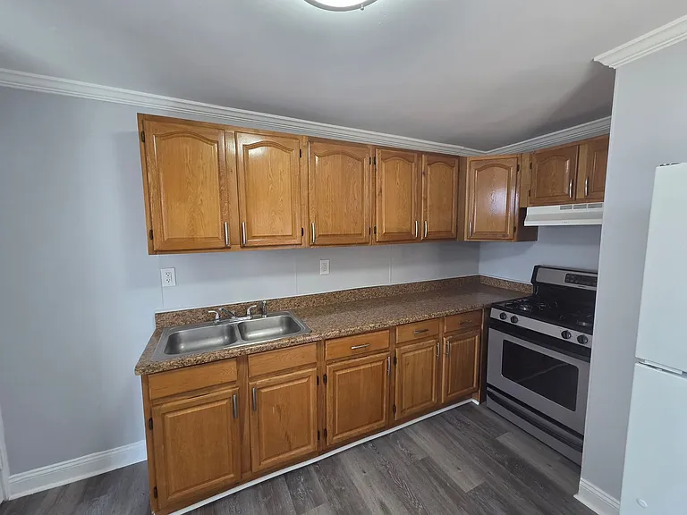 1437 W Court St — Photo 5