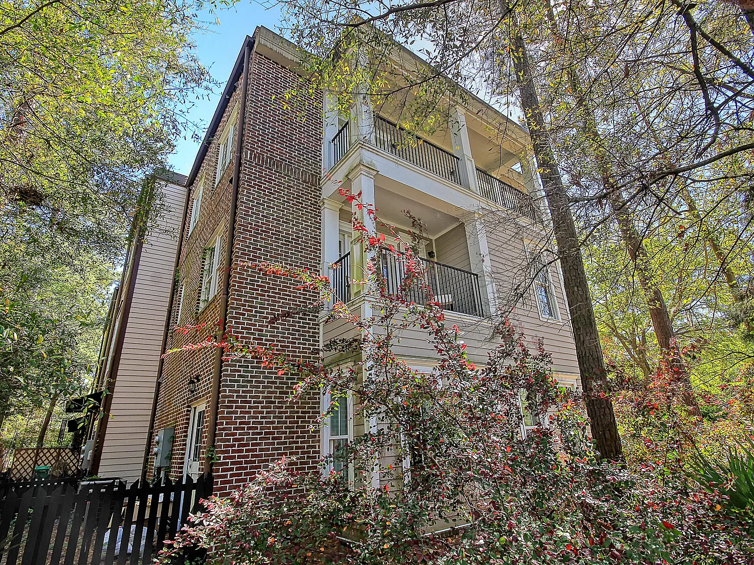 3 bed, 2.5 bath, 1800 sqft, $3,200 — Photo 2