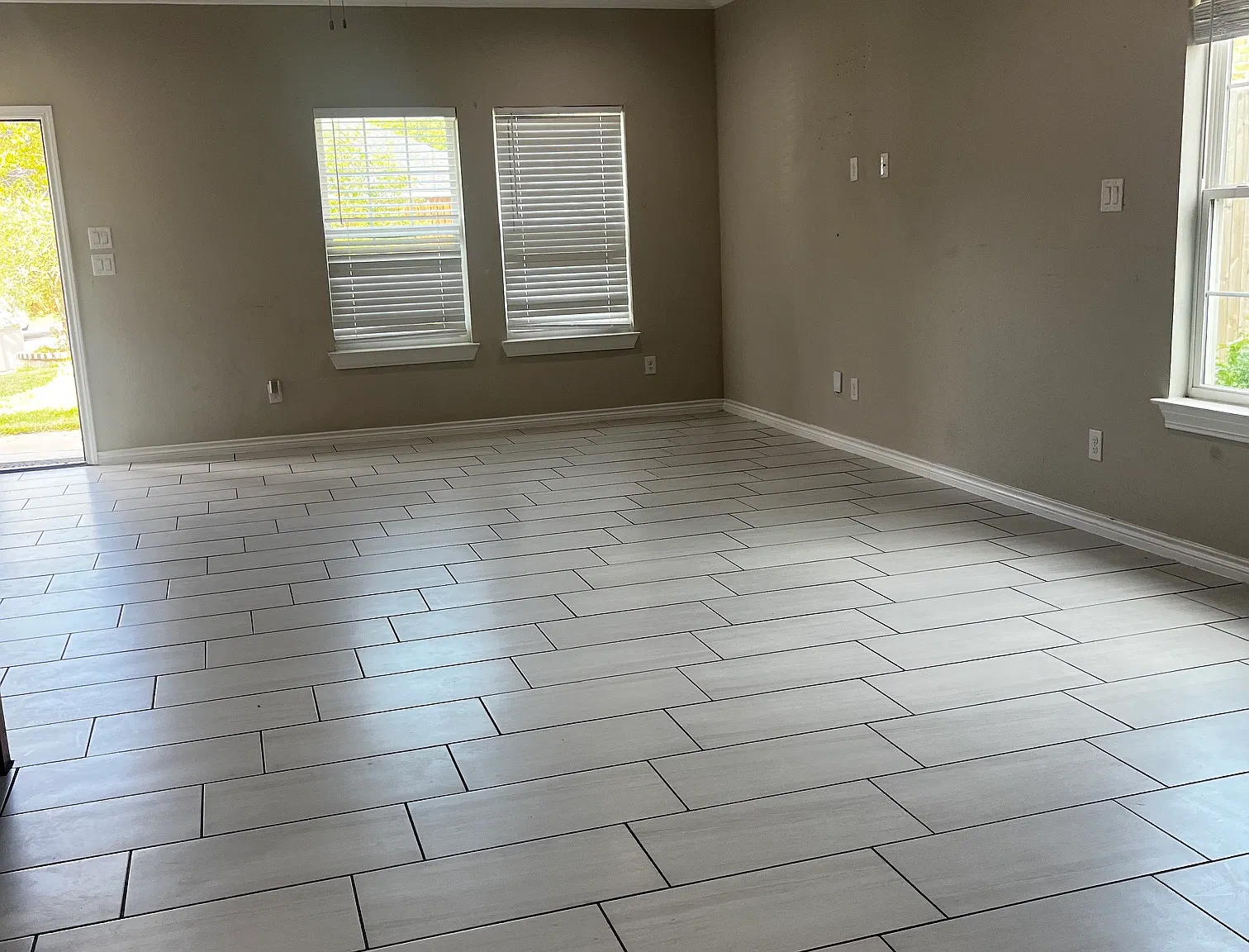 5 bed, 1995 sqft, $2,525 — Photo 2
