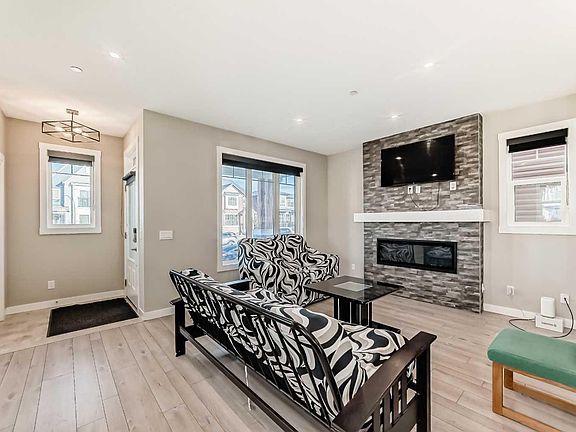 4th image of 75 Howse Rise NE