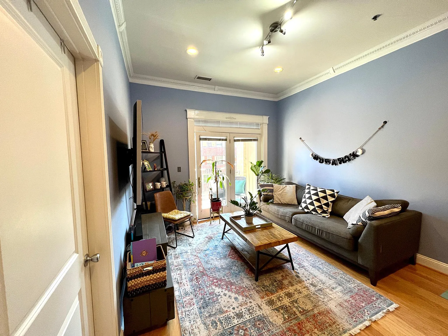 309 Holland Ln — Photo 2