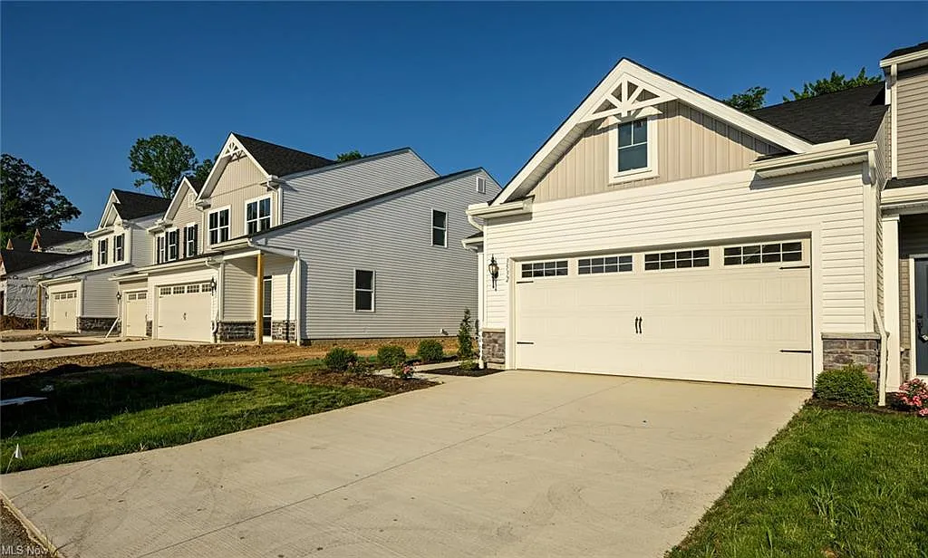 3 bed, 2.5 bath, 1645 sqft, $2,350 — Photo 3