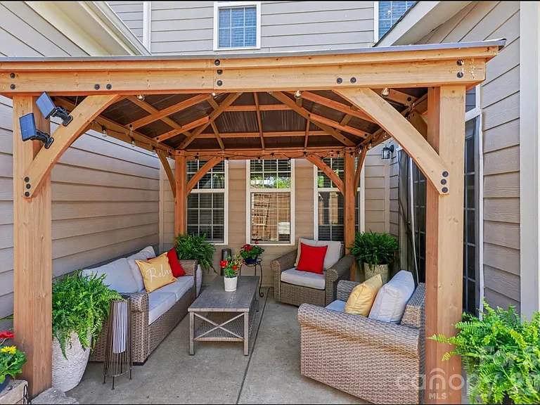 Outdoor space with pergola 
(furniture not included)