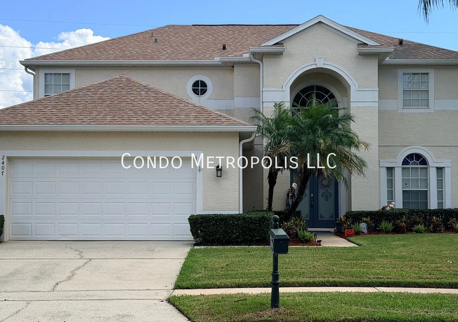 Large pool home — Photo 2