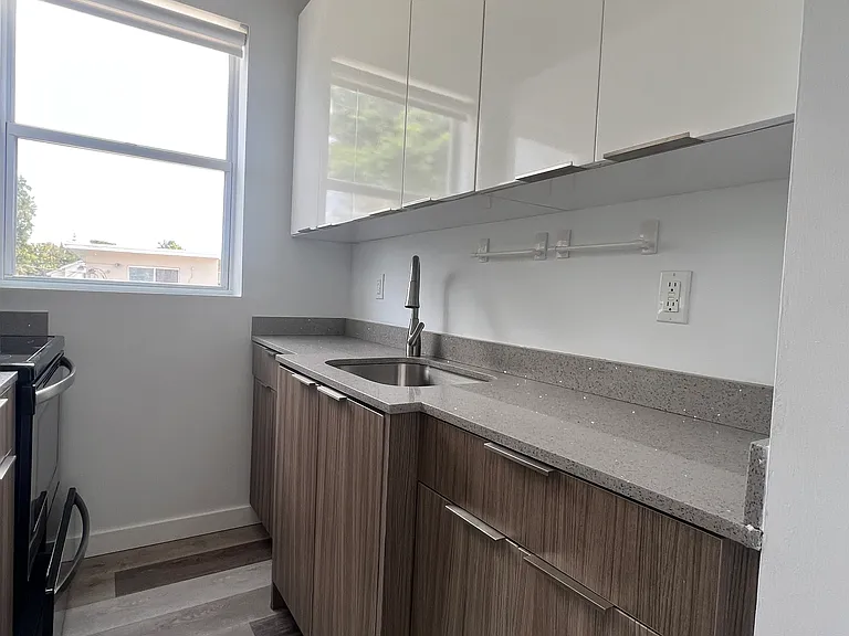 1818 SW 22nd Ave #11 — Photo 8