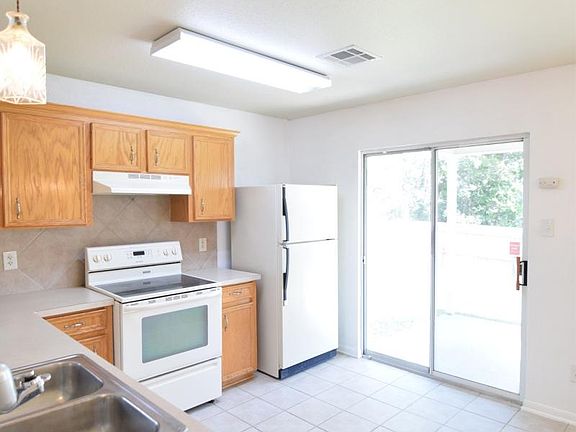 4th image of 3807 Thunder Creek Dr