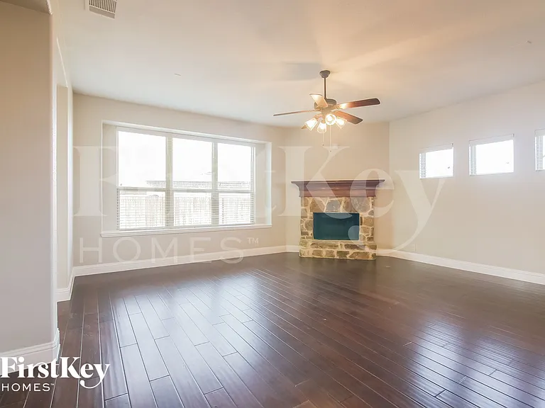 1301 Lucetta Ct — Photo 2
