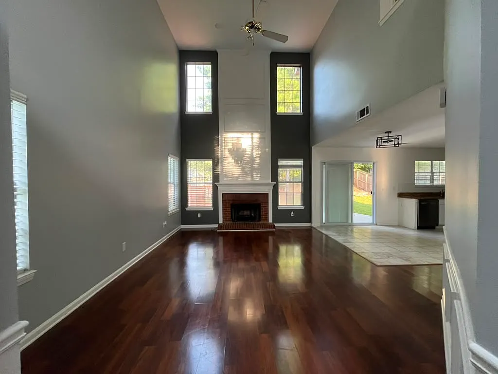 3 bed, 1986 sqft, $2,750 — Photo 2