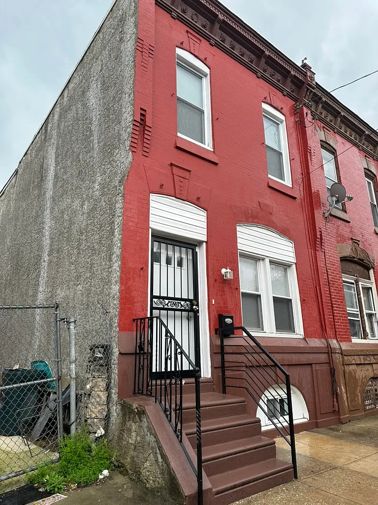 3 bed, 2.5 bath, 1294 sqft, $1,700 — Photo 1