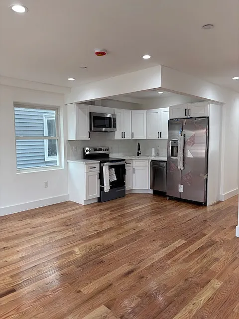 3 bed, 1100 sqft, $3,424 — Photo 4