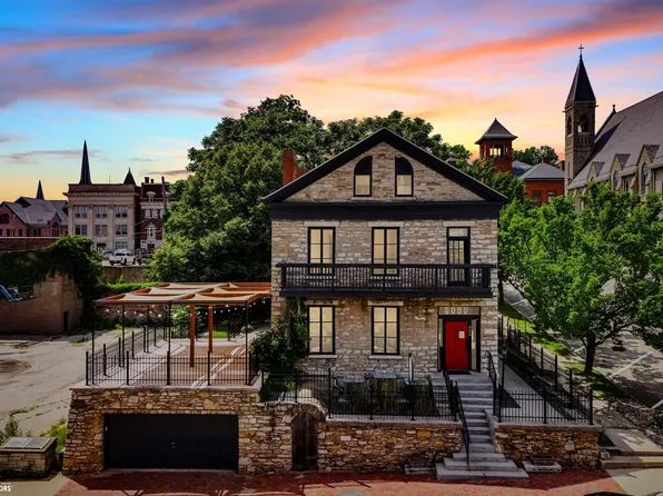 423 N 3rd St, Burlington, IA 52601